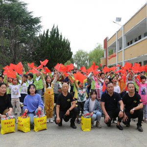 阜陽市愛心演藝協會攜手愛心企業(yè)“中國節(jié)”慰問留守兒童