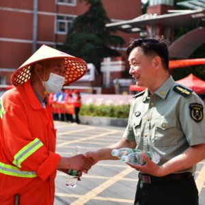 助力高考，阜城環(huán)衛(wèi)工人在行動